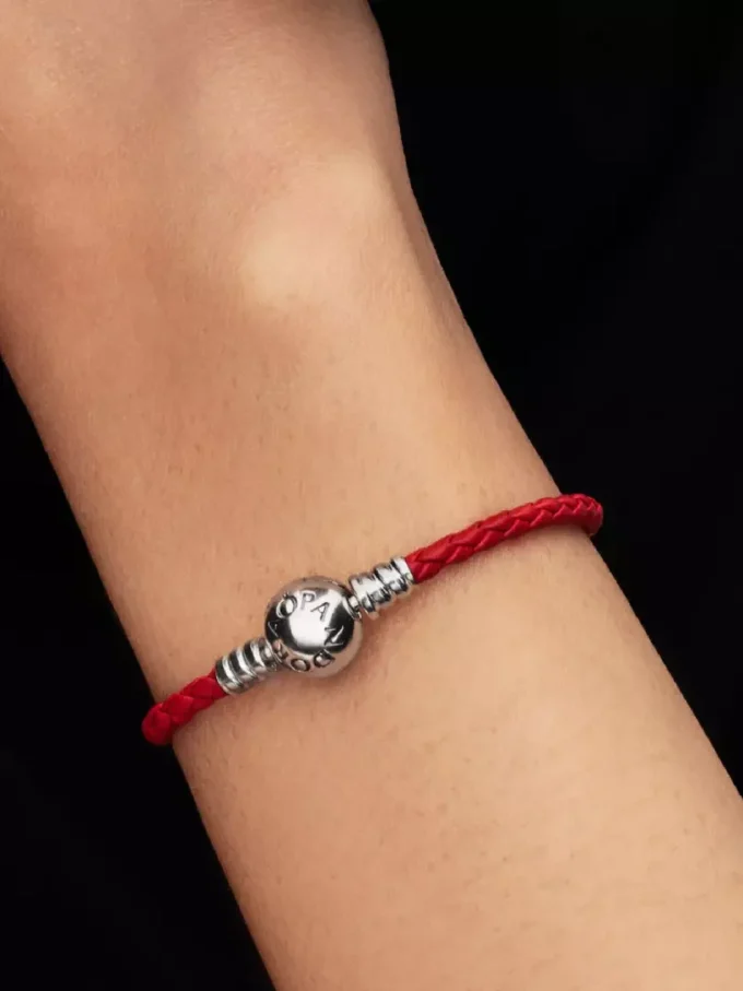 Rotes geflochtenes Lederarmband aus Sterlingsilber Rotes geflochtenes Lederarmband aus Sterlingsilber