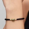 Schimmerndes Armband mit schwarzer Kordel, 14-karätig vergoldet Schimmerndes Armband mit schwarzer Kordel, 14-karätig vergoldet