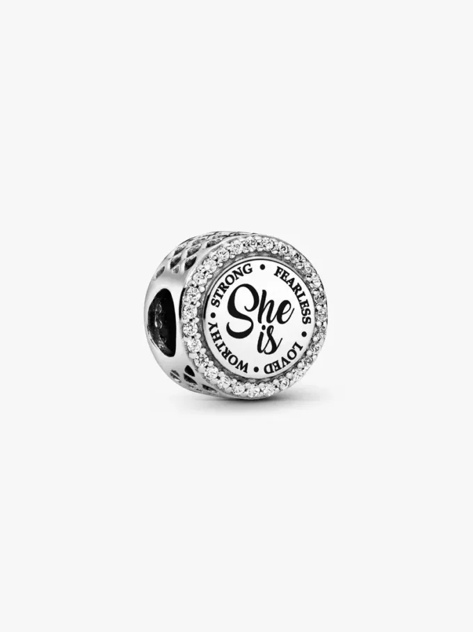 „She is Heart“-Charm aus Sterlingsilber „She is Heart“-Charm aus Sterlingsilber