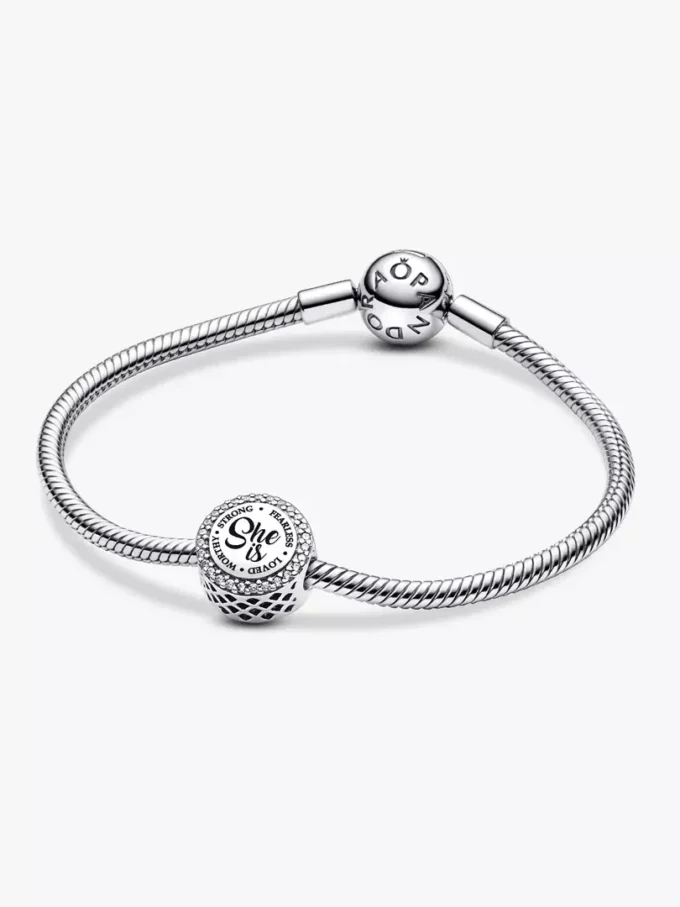 „She is Heart“-Charm aus Sterlingsilber „She is Heart“-Charm aus Sterlingsilber