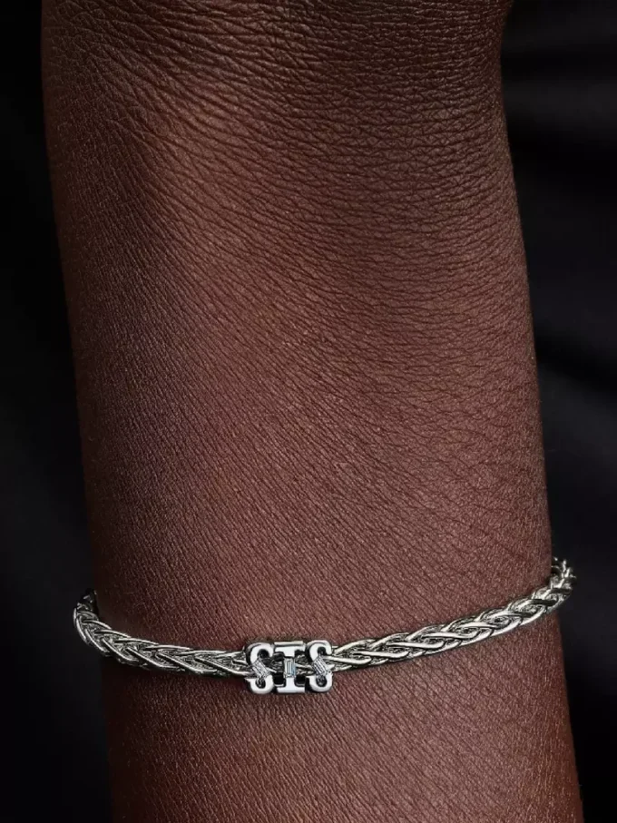 „Sis“-Charm aus Sterlingsilber „Sis“-Charm aus Sterlingsilber