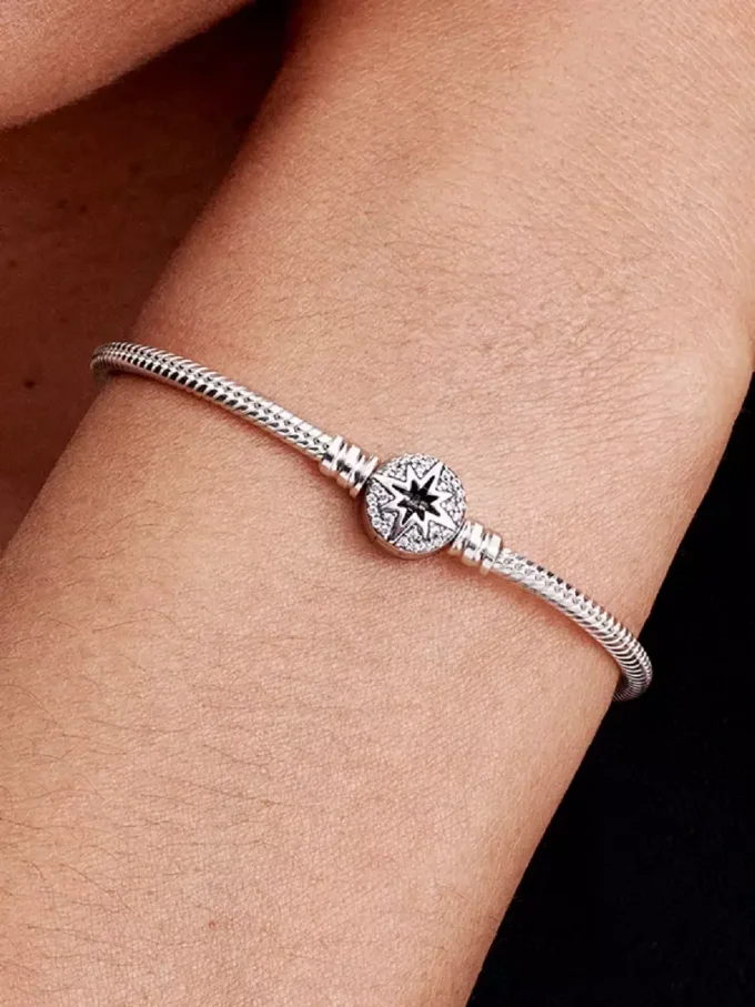 Sterling-Silber-Armband mit Snake Chain und Nordstern-Verschluss Sterling-Silber-Armband mit Snake Chain und Nordstern-Verschluss