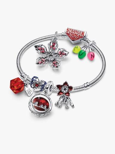 Stranger Things Charm-Armband-Set – 7er-Set Stranger Things Charm-Armband-Set – 7er-Set