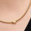 Strukturierter Yin-und-Yang-Mini-Charm, 14-karätig vergoldet Strukturierter Yin-und-Yang-Mini-Charm, 14-karätig vergoldet