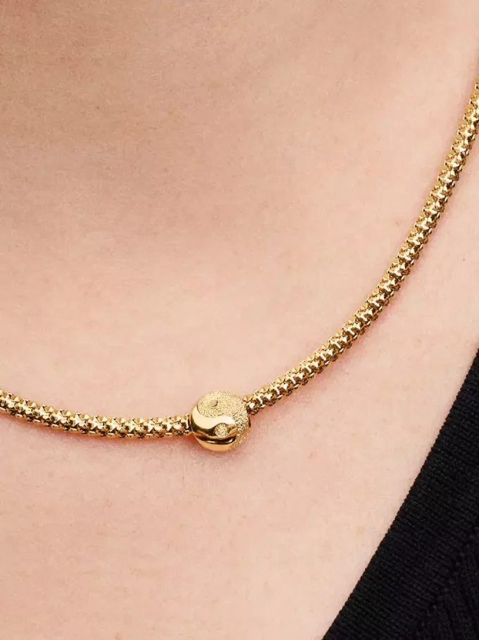 Strukturierter Yin-und-Yang-Mini-Charm, 14-karätig vergoldet Strukturierter Yin-und-Yang-Mini-Charm, 14-karätig vergoldet