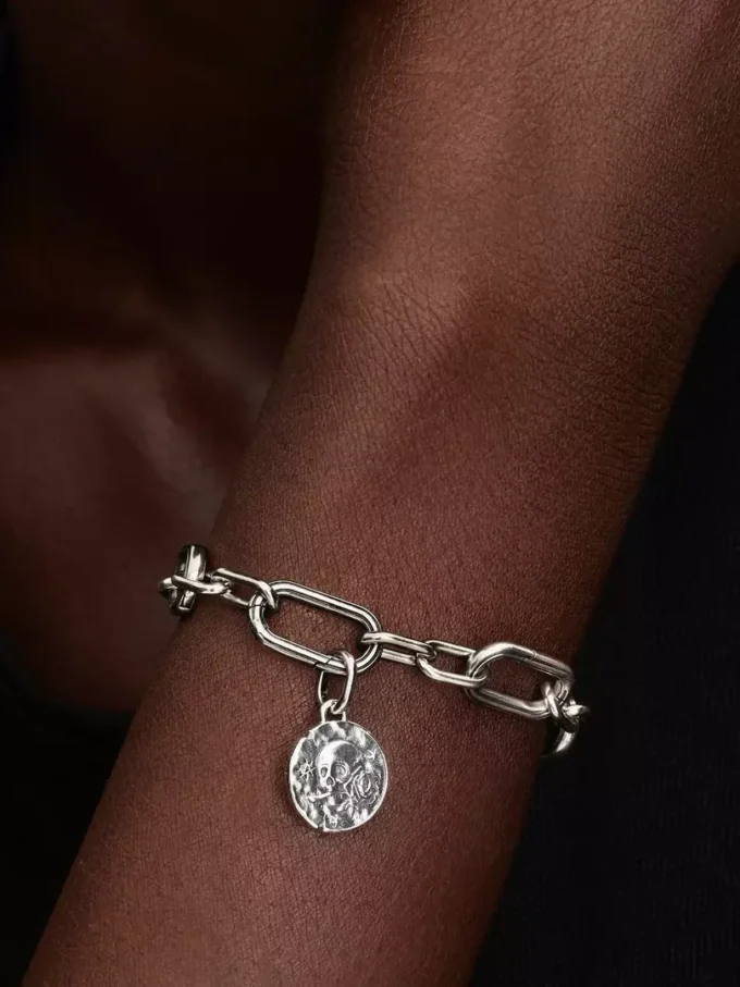 Totenkopf-Medaillon-Charm aus Sterlingsilber Totenkopf-Medaillon-Charm aus Sterlingsilber