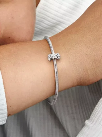 Weißer Gänseblümchen-Spacer Charm aus Sterlingsilber Weißer Gänseblümchen-Spacer Charm aus Sterlingsilber