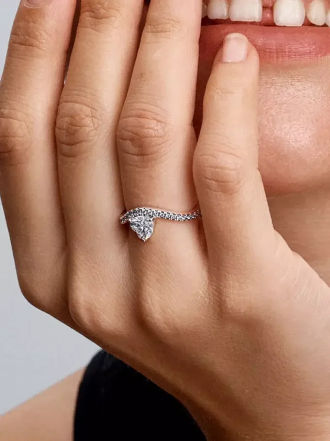 Wellenförmiger Pavé-Herzring aus Sterlingsilber Wellenförmiger Pavé-Herzring aus Sterlingsilber