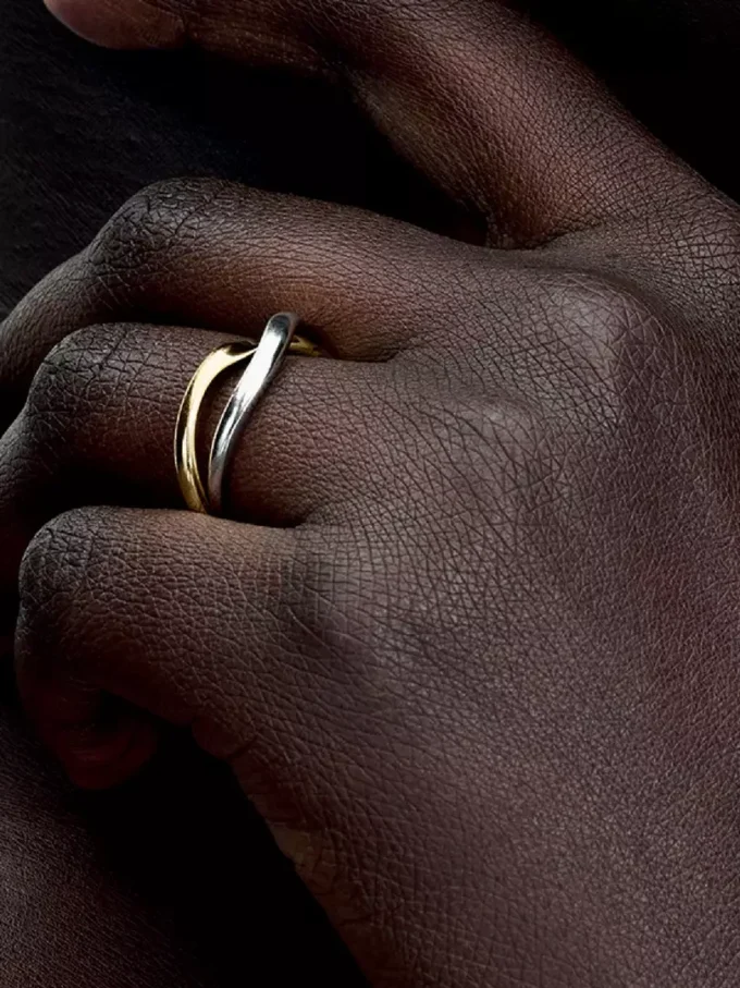 Zweifarbige Ringe mit ineinander verschlungenen Bändern aus Sterlingsilber, 14-karätig vergoldet Zweifarbige Ringe mit ineinander verschlungenen Bändern aus Sterlingsilber, 14-karätig vergoldet