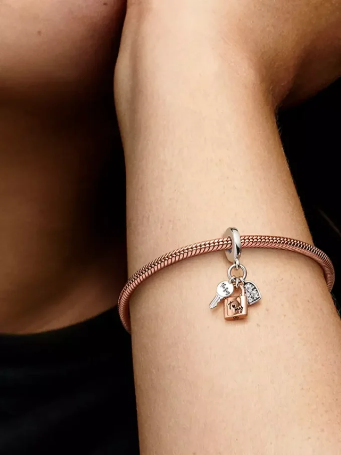 Zweifarbiger Dangle Charm mit Schlüssel, Vorhängeschloss und Herz aus Sterlingsilber, 14 Karat Roségold-Beschichtung Zweifarbiger Dangle Charm mit Schlüssel, Vorhängeschloss und Herz aus Sterlingsilber, 14 Karat Roségold-Beschichtung