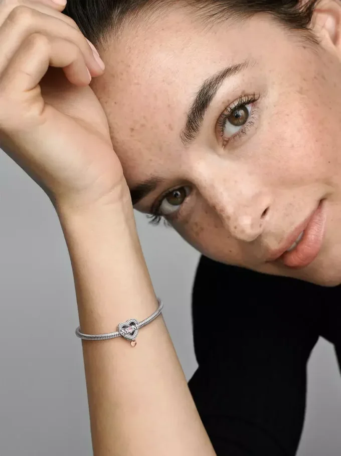 Zweifarbiger, durchbrochener „Mom & Heart“-Charm aus Sterlingsilber, 14 Karat Roségold-Beschichtung