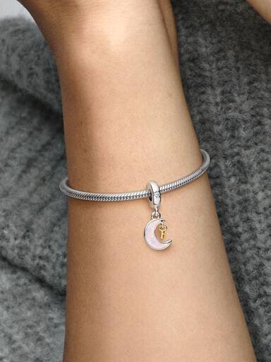 Zweifarbiger Schlüssel- und Mond-Dangle Charm – Sterlingsilber, 14 Karat vergoldet Zweifarbiger Schlüssel- und Mond-Dangle Charm – Sterlingsilber, 14 Karat vergoldet